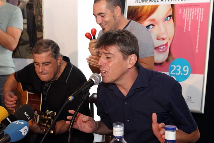 Ojeda interpreta uno de los temas de Marisol durante la presentación