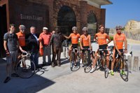 Ciclismo.- El mundo del ciclismo, desolado por la muerte de Cabedo, solicita más protección en la carretera 