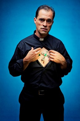 El Actor Gregor Acuña Caracterizado Como 'Gran Inquisidor'