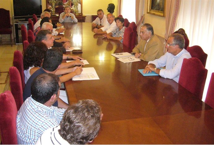 El subdelegado del Gobierno en Huelva, Enrique Pérez Viguera, con regadíos.