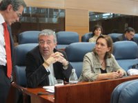 Polémica en la Asamblea por la celebración de un minuto de silencio en su homenaje a Carrillo en investidura de González