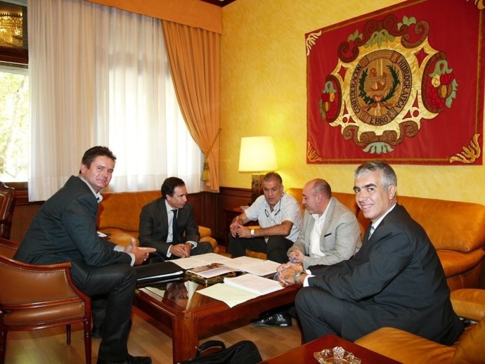 Reunión en la CHE sobre el estado de obras del embalse de Valdepatao