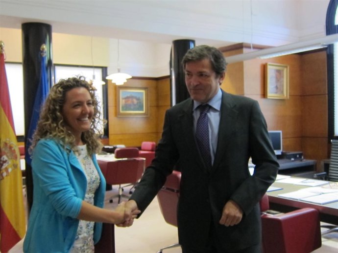 El Presidente Del Principado Y La Presidenta De Hunosa, Antes De Su Reunión