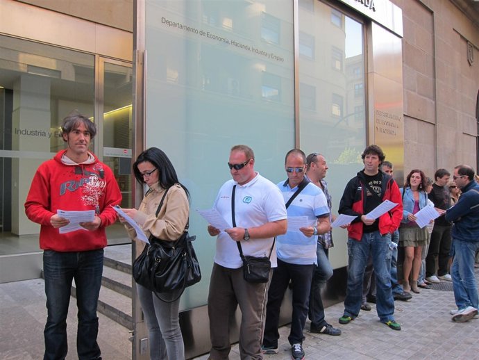 Afiliados De ELA Piden Una Reforma Fiscal En La Sede De La Hacienda Foral.