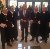 Medio centenar de personas protesta contra Fabra a su llegada a la Universidad Miguel Hernández de Elche (Alicante)