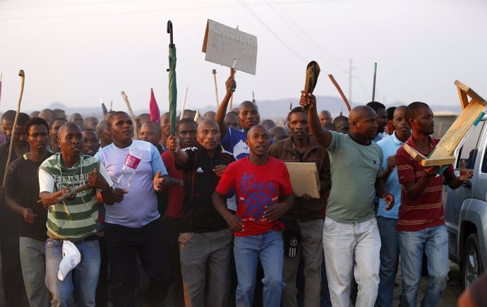 Un millar de mineros se manifiestan en Marikana 