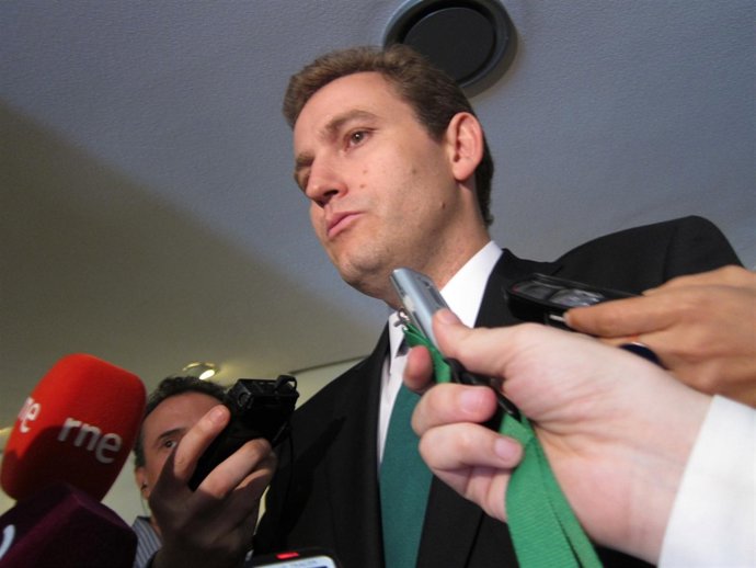 El director de Caja Rural atiende a los  medios