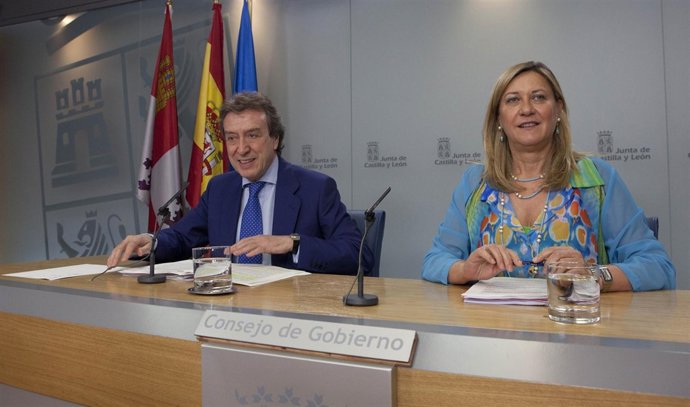 De Santiago-Juárez y Pilar del Olmo tras el Consejo de Gobierno