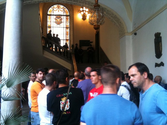 Policías locales y bomberos encerrados en el Ayuntamiento