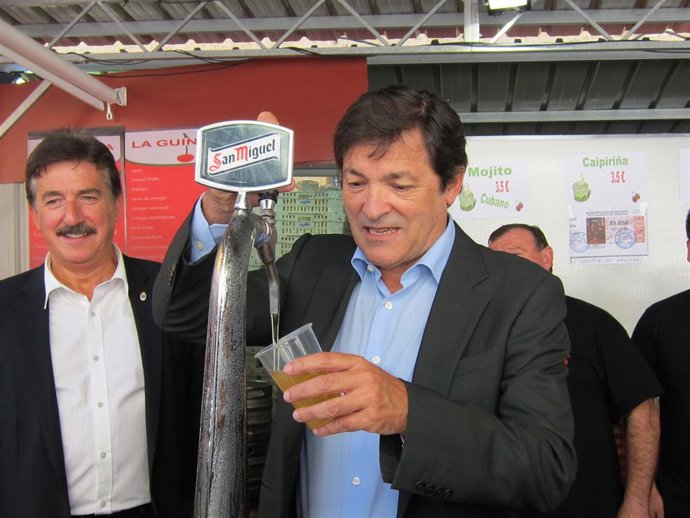 El Presidente Del Principado, Javier Fernández, En El Chiringuito 'La Guinda'