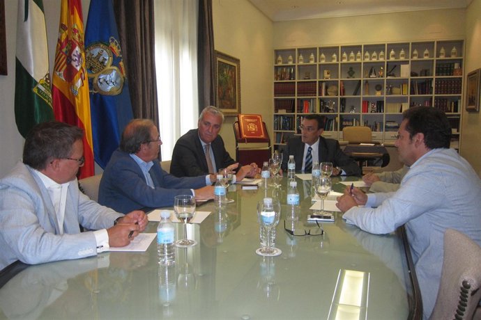 Reunión entre el Patrnato de Turismo en Huelva y la FOE.