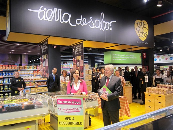 Silvia Clemente Y Juan Pascual Inauguran El Nuevo El Árbol En Río Shopping