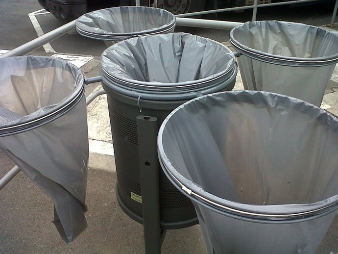 Papelera de gran capacidad que se probará por la fiesta de La Mercè