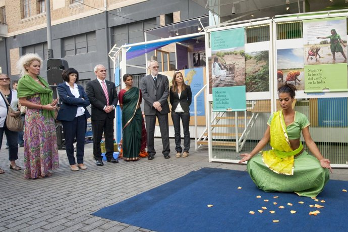 Pejenaute y otros asistentes contemplan la exhibición de una danza india.