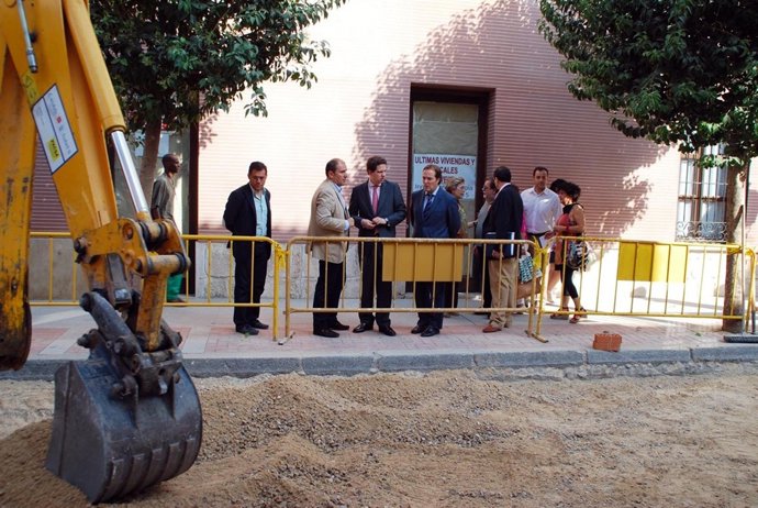 Las autoridades viendo las obras de rehabilitación.