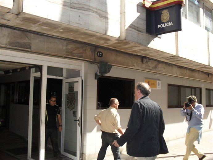 El socialista Antón Louro acude a la Comisaría de Pontevedra