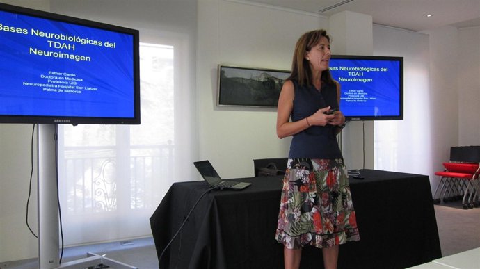 La Especialista Esther Carbó Durante El Taller De TDAH  En La Fundación Pons