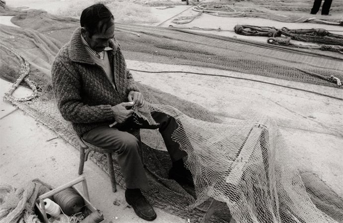 Octubre 1981. Hombre Reparando Una Red