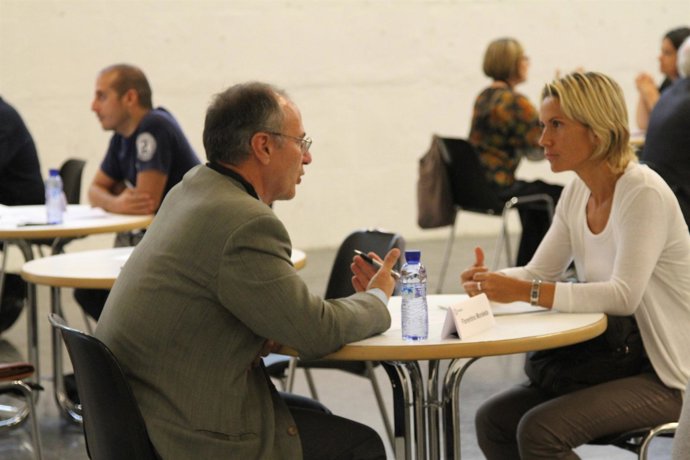 Profesionales y parados participan en el I foro 'Ocúpate'