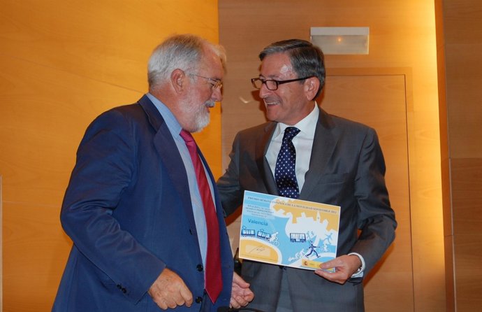 Miguel Arias Cañete Entrega Un Premio A Ramón Gómez-Ferrer (APV)