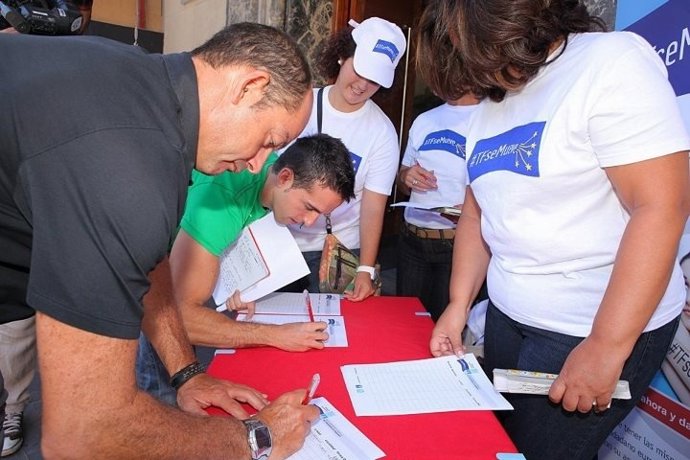 Voluntarios de #TFseMueve recogiendo firmas