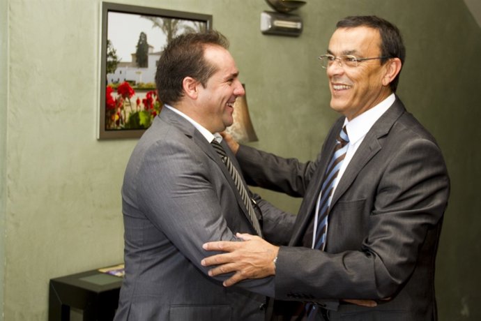 El Presidente De Diputación Saluda A Uno De Los Integrantes Del Grupo Manguara.