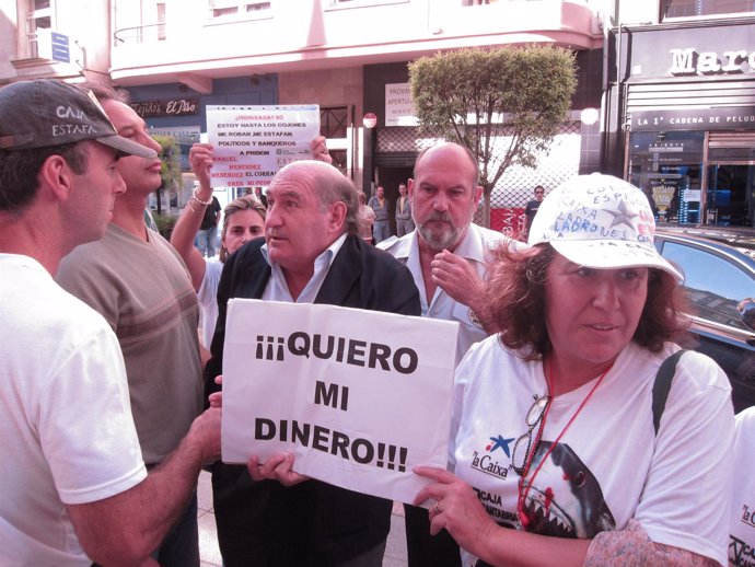 Eduardo Zúñiga con los afectados por preferentes de Caja Cantabria 