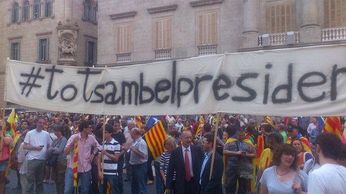 Manifestación A Favor De Artur Mas En La Plaza Sant Jaume