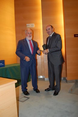 De Guindos recibe el premio.