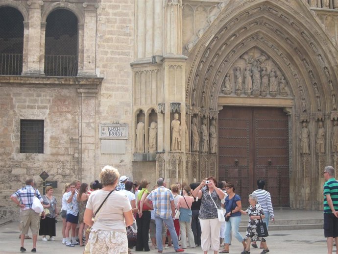 Turistas En La Plaza De La Virgen De Valencia
