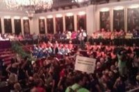 Estudiantes irrumpen en la apertura de curso de la UV  