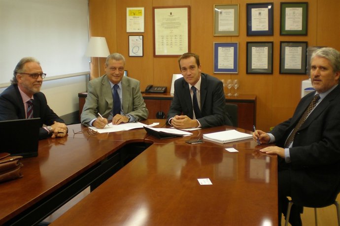 Firma de acuerdo entre Iberia y Enecsa.