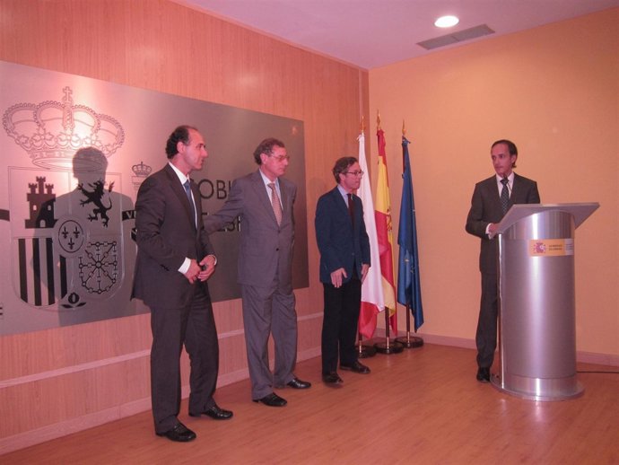 Castañeda recibe la Encomienda del Mérito Civil 