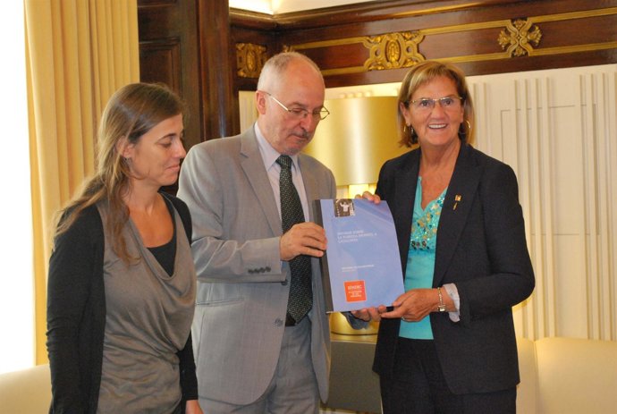 El Síndic de Greuges entrega el informe de pobreza infantil a Núria de Gispert