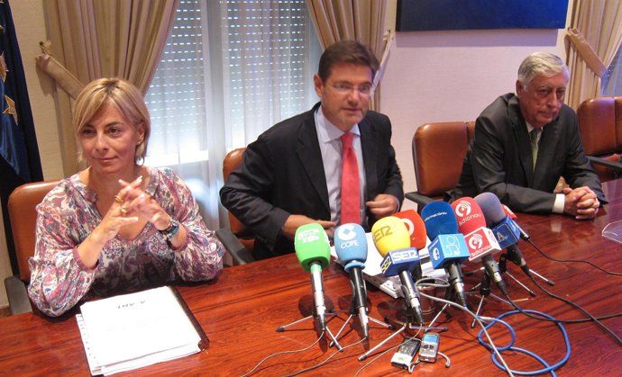 De izquierda a derecha, Sonia Castedo, Rafael Catalá y Victoriano Sánchez