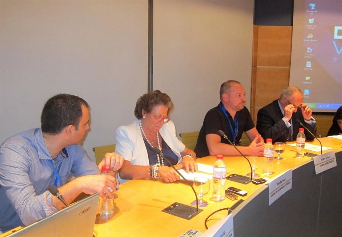 La Alcaldesa De Valencia Junto A Directivos De Dreamhack Y El Director De Red.Es