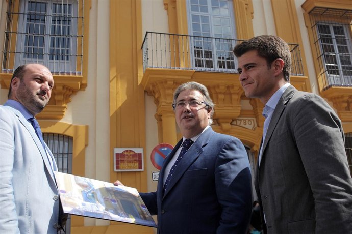 El alcalde de Sevilla, Juan Ignacio Zoido, junto a dos  de sus concejales.