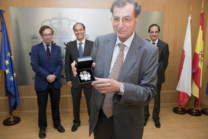 Castañeda enseña la Medalla al Mérito en presencia de Lasalle, Diego y Ruiz