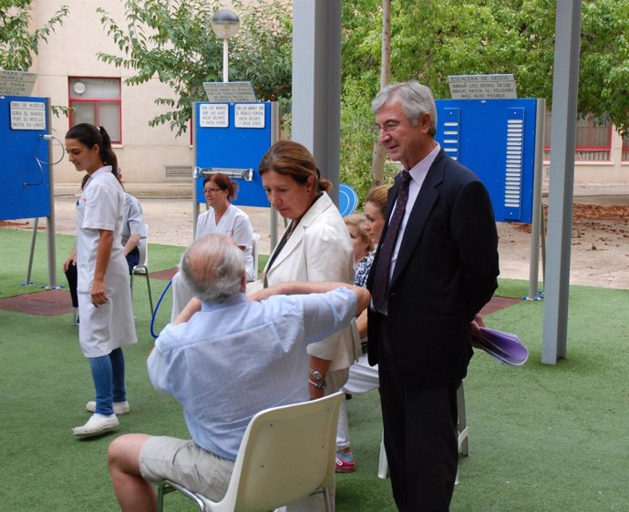 Palacios y Pérez visitan a  personas mayores enfermas de Alzheimer