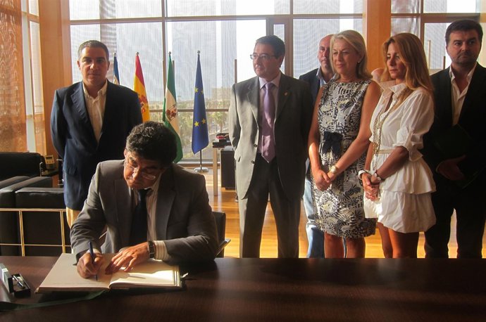 Vadleras firma en el Libro de Honor de la Diputación de Málaga