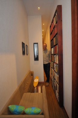 Erwin Wurm junto con su obra 'The Narrow House'