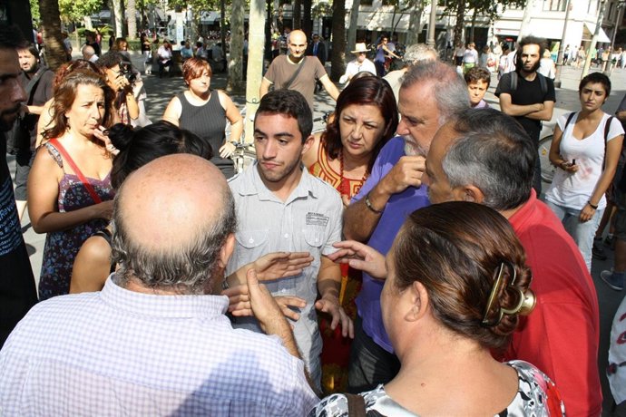 Los concejales de IU con las familias.