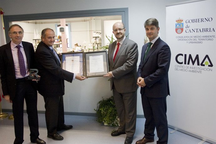 El consejero de Medio Ambiente recoge el certificado