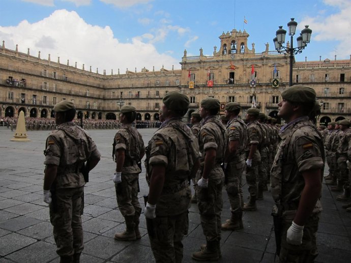 Desfile militar en la Plaza Mayor de Salamanca, en el Día de la Provincia.
