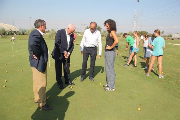 Luciano Alonso visita las instalaciones deportivas de La Cartuja