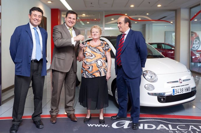 Felipe Pulido entrega las llaves del Fiat 500 a María Martínez