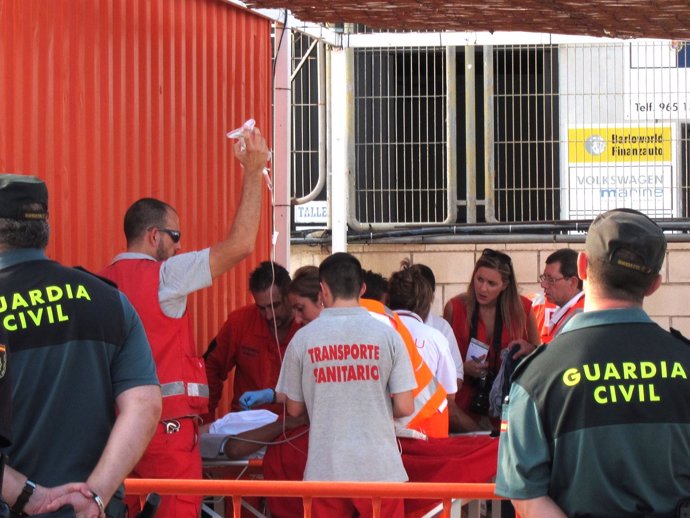 Efectivos sanitarios atienden en Alicante a uno de los inmigrantes rescatados