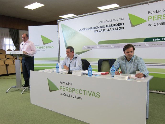 Julio Villarrubia, y el secretario del PSOE de León, Tino Rodríguez