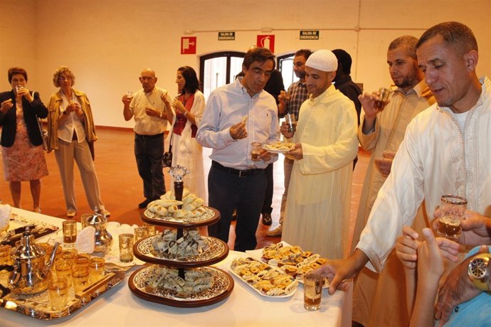 Recepción del Centro Islámico de Torrelavega al alcalde, Ildefonso Calderón