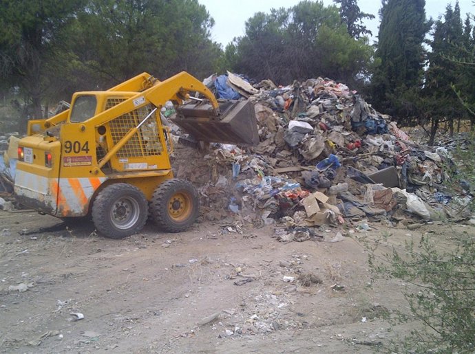 Actuación de limpieza de Lipasam en Sevilla Este